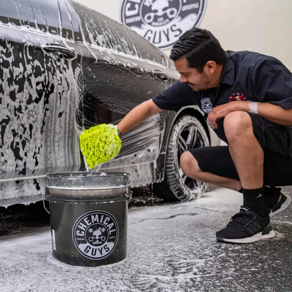 Chemical Guys - 4,25-Gallonen-Wascheimer Smoking Black mit Logo_2